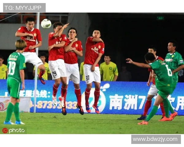 恒大与国安精彩对决录像集锦回顾赛场激烈瞬间与精彩进球时刻